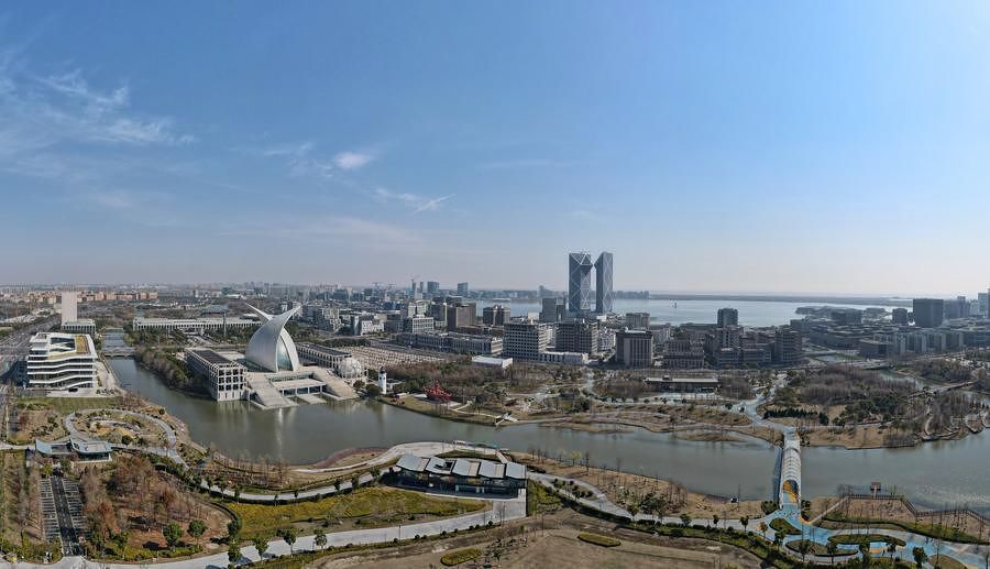 지난해 3월 19일 상하이시 린강(臨港)신구 디수이후(滴水湖)에 위치한 중인(中銀)금융센터 건물을 드론 파노라마 사진에 담았다. 신화통신