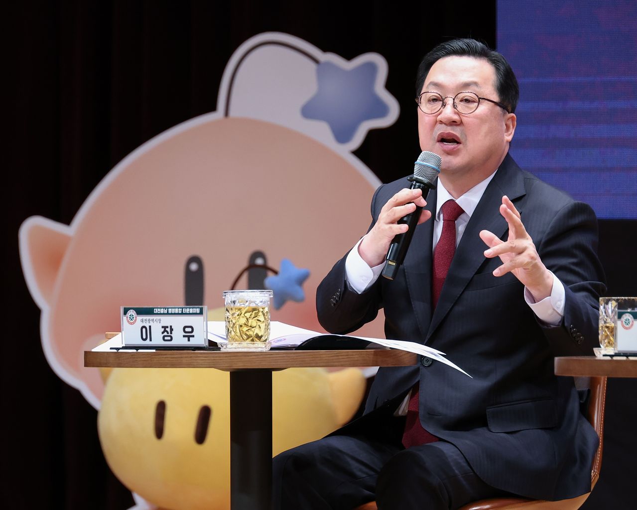 6일 대전시청 3층 강당에서 열린 타운홀미팅에서 이장우 대전시장이 시민들 질문에 답하고 있다. 사진 대전시