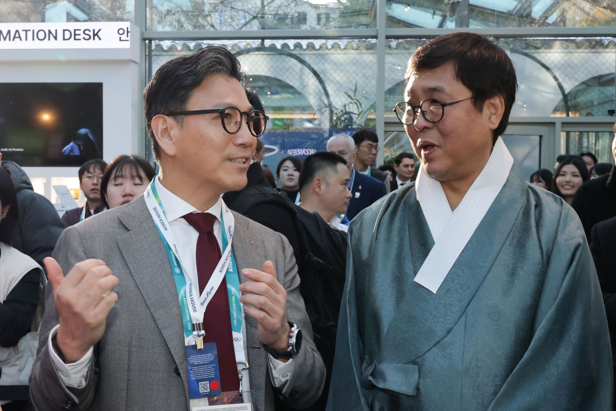 김재열 국제올림픽위원회(IOC) 집행위원 겸 국제빙상경기연맹(ISU) 회장과 최휘영 문화체육관광부 장관이 대화를 나눴다. 김종호 기자