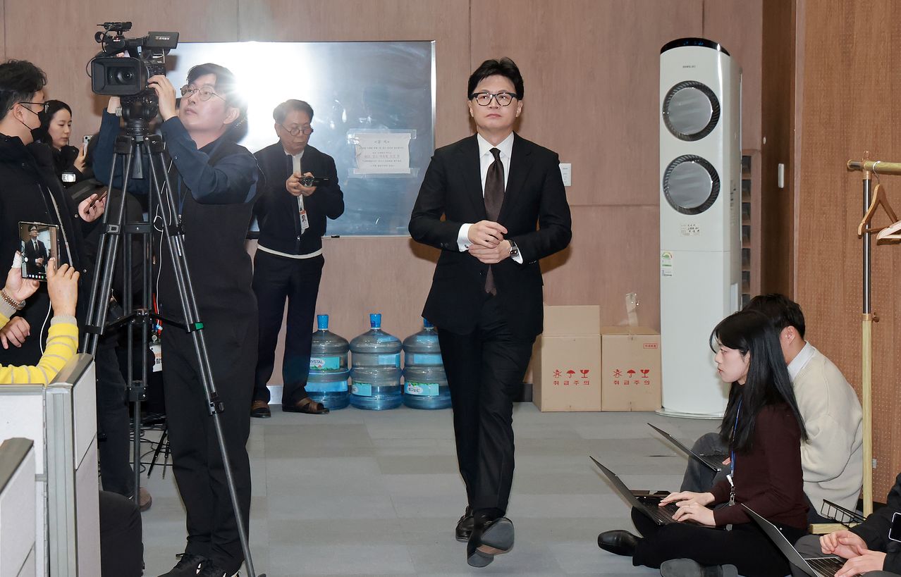 국민의힘에서 제명된 한동훈 전 대표가 29일 국회 소통관에서 제명 결정과 관련해 기자회견하기 위해 이동하고 있다. 연합뉴스