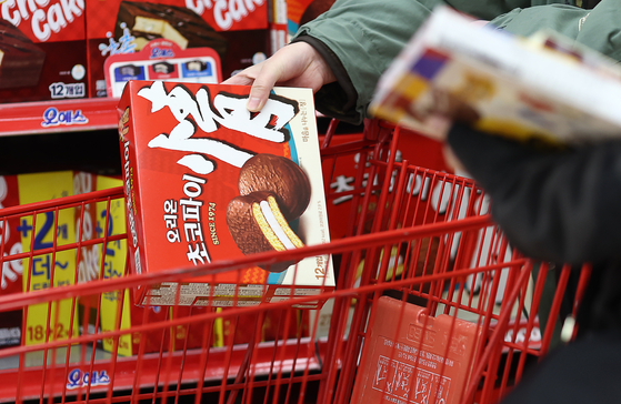 서울의 한 대형마트에서 소비자가 오리온 초코파이를 담고 있다. 연합뉴스
