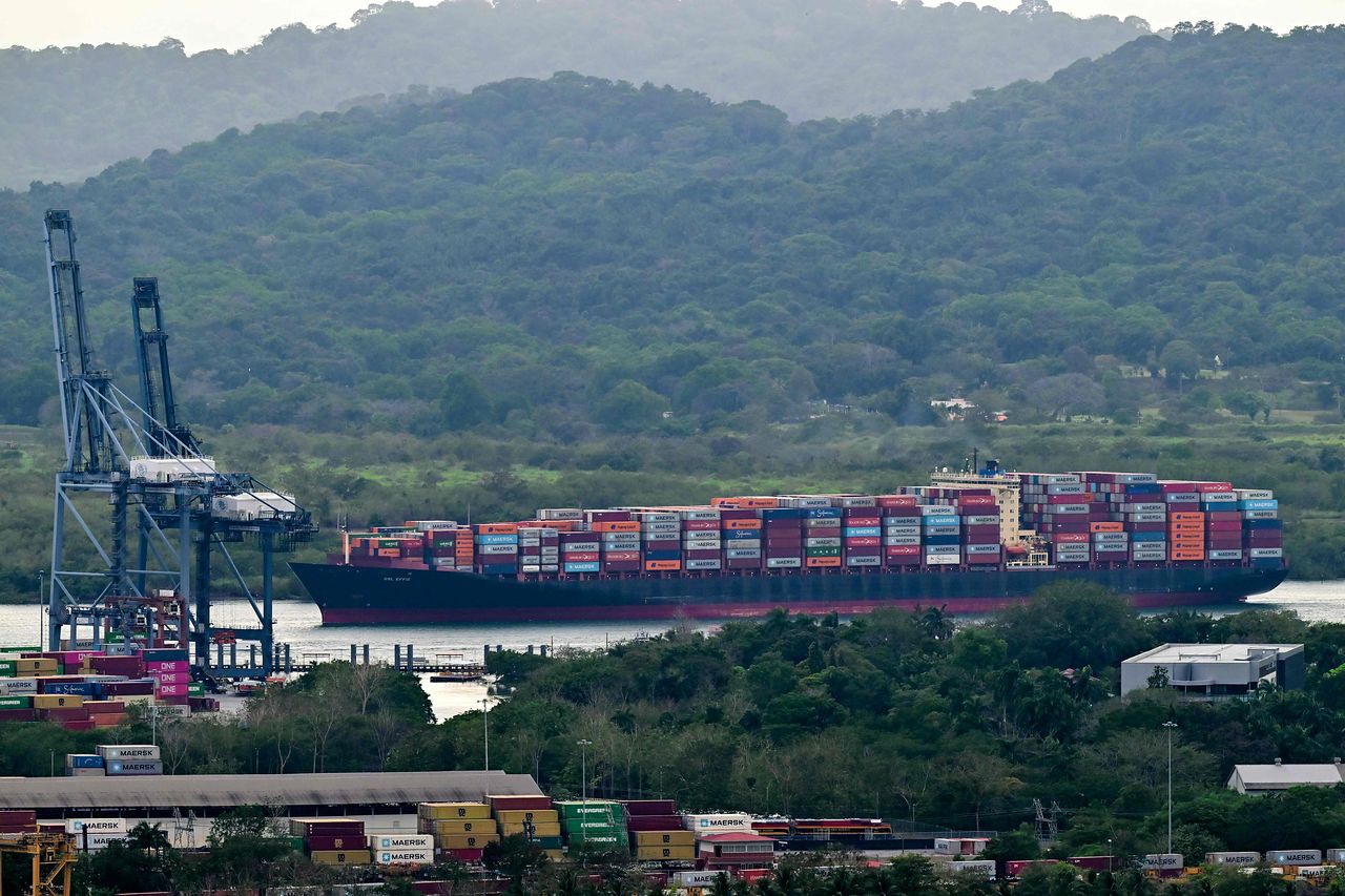 라이베리아 컨테이너선 GSL 에피호가 5일 파나마 운하의 태평양 쪽 출구인 파나마시티를 지나고 있다. 홍콩에 본사를 둔 CK 허치슨의 자회사인 파나마 항만공사(PPC)는 3일 파나마 법원이 파나마 운하의 두 항구 운영권을 취소한 뒤 파나마를 상대로 국제 중재 절차를 개시했다고 발표했다. AFP=연합뉴스