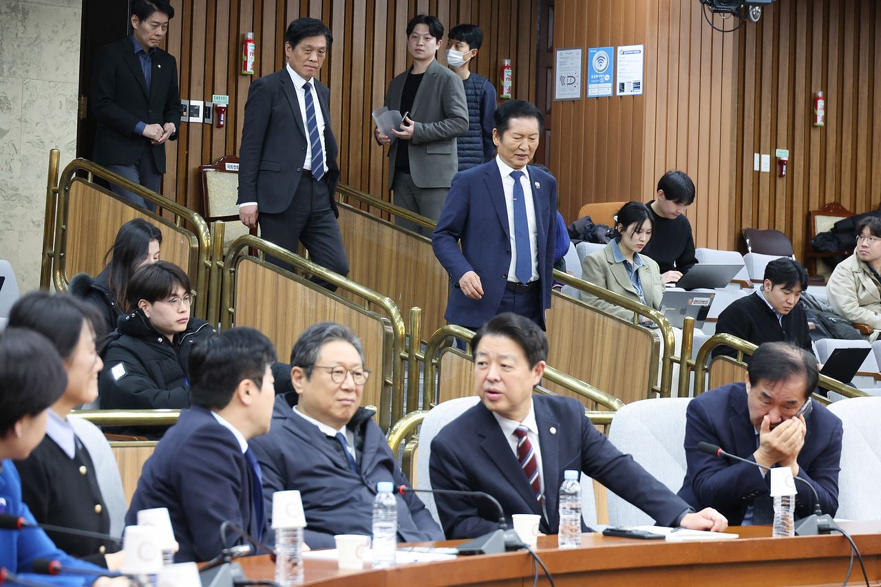 정청래 더불어민주당 대표가 6일 서울 여의도 국회에서 열린 조국혁신당과의 합당 관련 3선의원 간담회에 참석하고 있다. 뉴스1