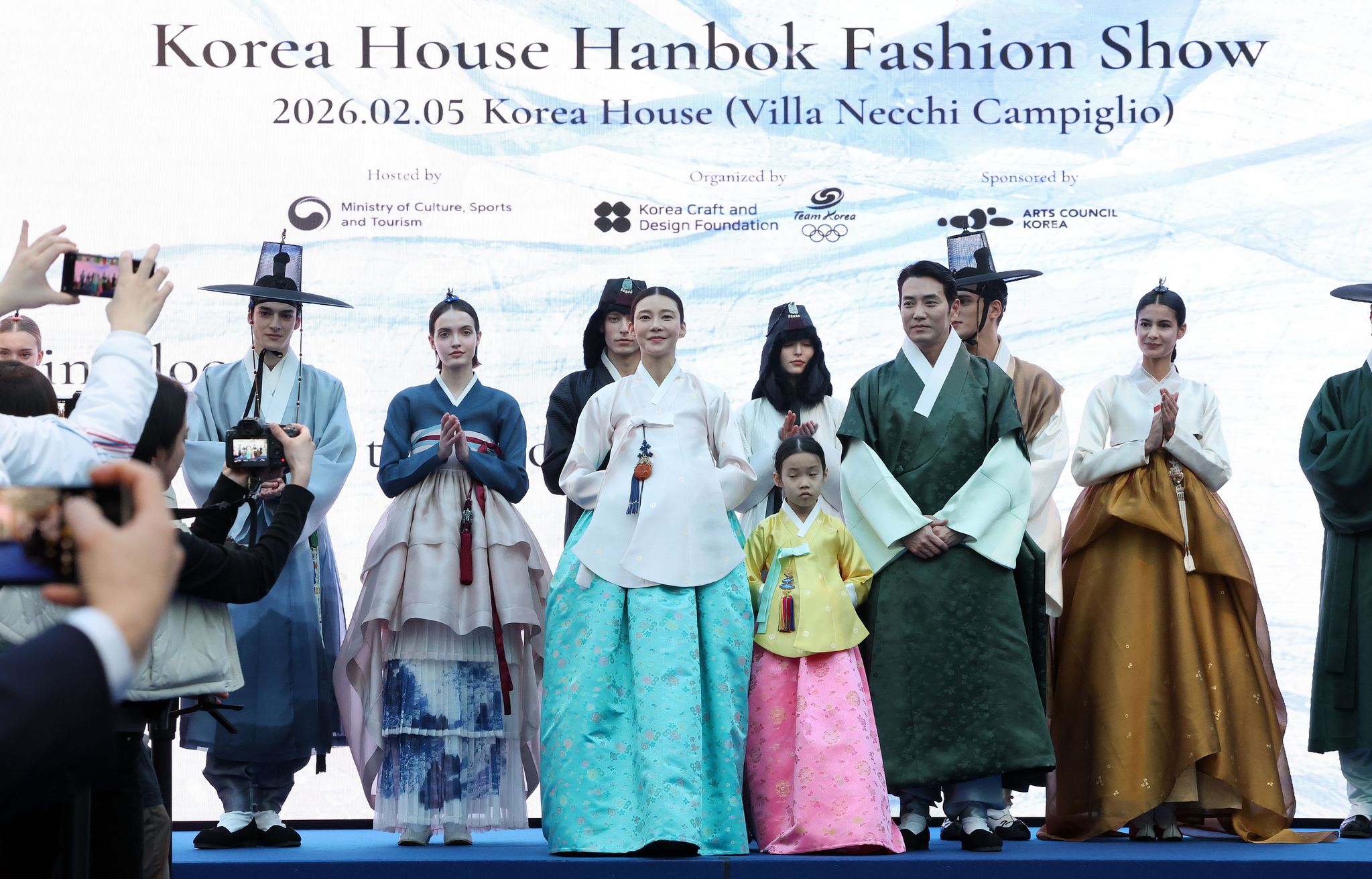 5일(현지시간) 이탈리아 밀라노 빌라 네키 캄필리오에서 열린 코리아하우스 개관식에서 한복패션쇼가 열리고 있다. 김종호 기자