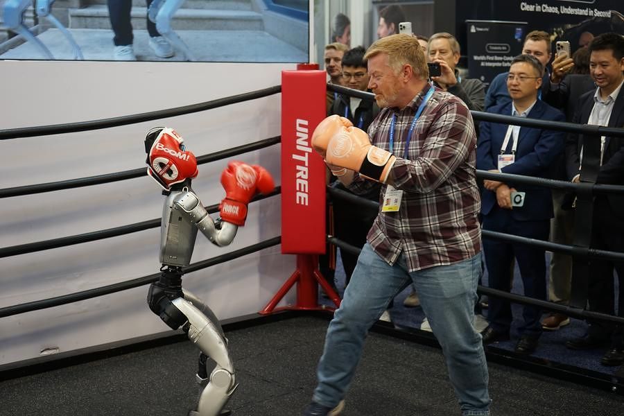 지난달 8일 미국 라스베이거스에서 열린 '국제전자제품박람회(CES)'에서 위수(宇樹)테크(Unitree Robotics) 로봇을 구경하고 있는 관람객들. 신화통신