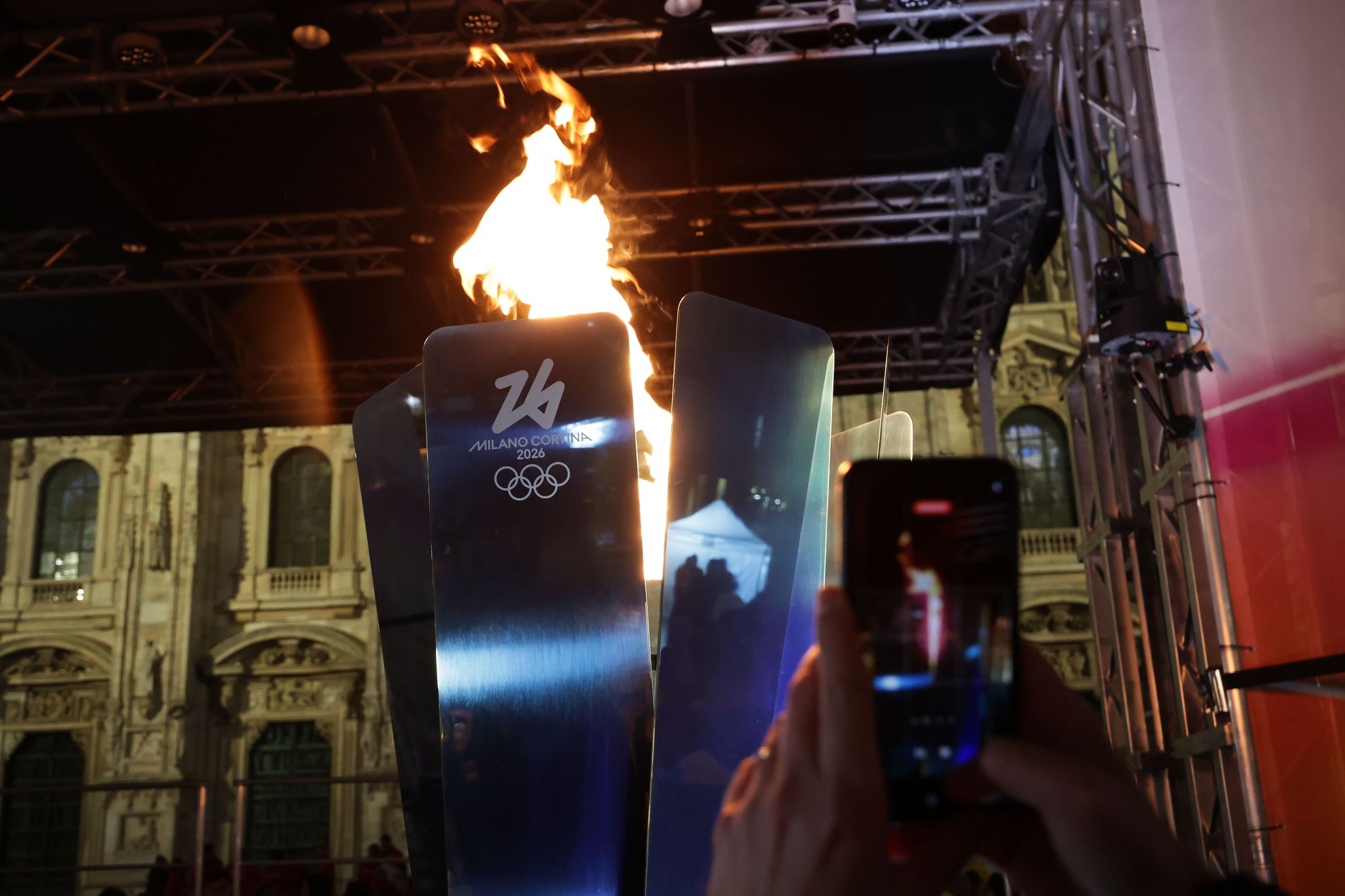 5일(현지시간)대성당 광장에서 성화로 불을 붙인 화로대를 시민들이 사진찍고 있다. 김종호 기자