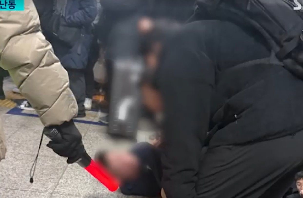 지하철 김포공항역 승강장에서 70대 남성이 안전요원을 흉기로 위협하며 난동을 부리다 시민들에 의해 제압됐다. 사진 SBS 뉴스 캡처