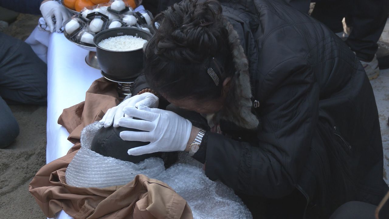6일 일본 야마구치현 우베시의 조세이탄광에서 다국적 다이버팀이 회수해온 유골을 유가족이 맞이하고 있다. 정원석 특파원 