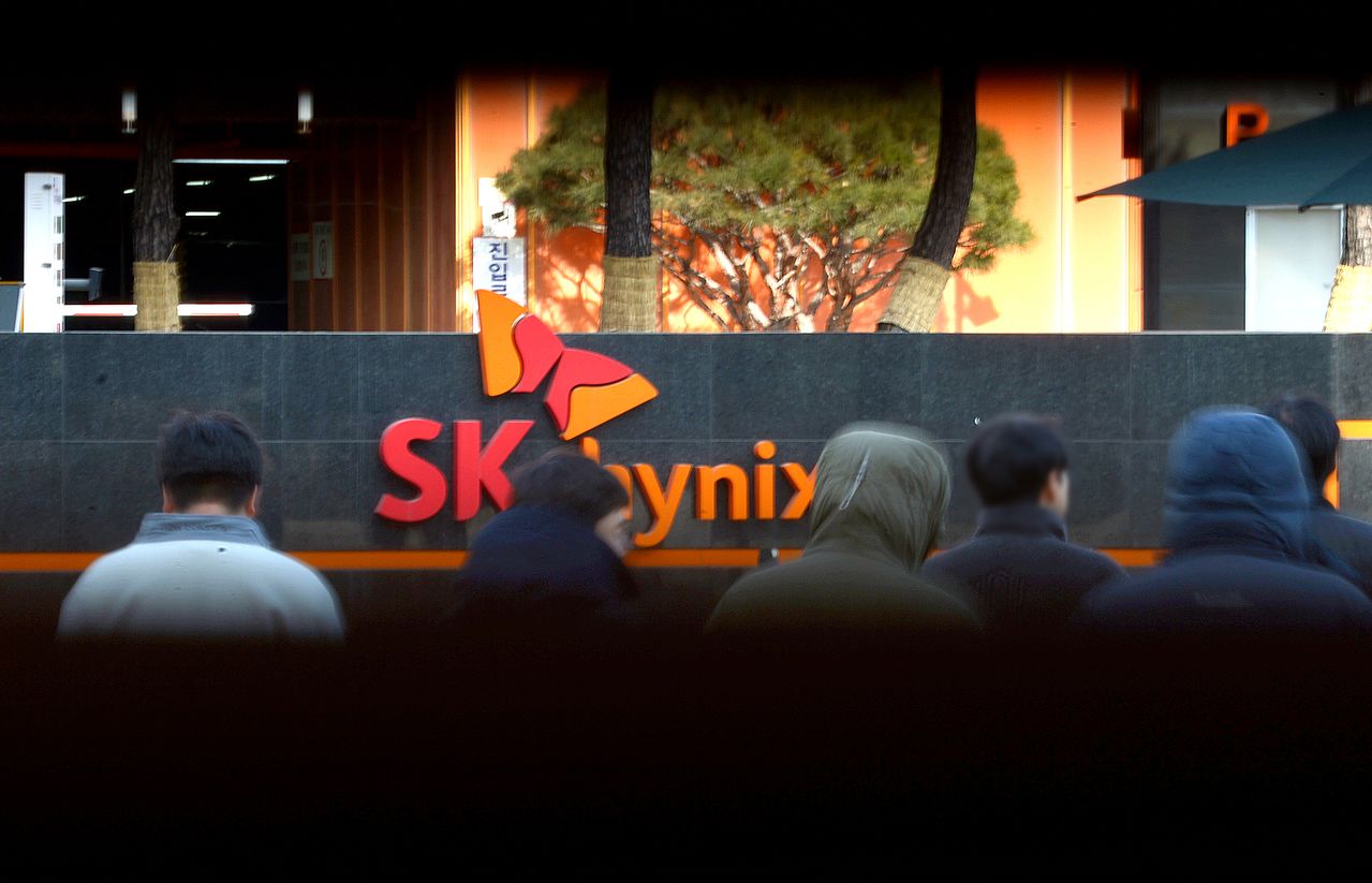 SK하이닉스가 사상 최대 실적을 경신하고 있는 가운데 지난달 30일 오후 충북 청주 SK하이닉스 청주캠퍼스 정문 앞으로 관계자들이 이동하고 있다. 김성태 객원기자