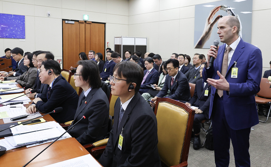 지난해 12월 해롤드 로저스 쿠팡 임시대표가 국회에서 열린 '쿠팡 침해사고 및 개인정보 유출, 불공정 거래, 노동환경 실태 파악과 재발 방지 대책 마련을 위한 청문회'에서 의원들 질의에 답하는 모습. 중앙포토