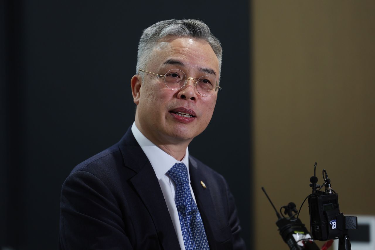 2차 종합특검에 임명된 법무법인 지평 소속 권창영 변호사가 6일 서울 중구 소속 법률사무소로 출근해 소감을 밝히고 있다. 연합뉴스