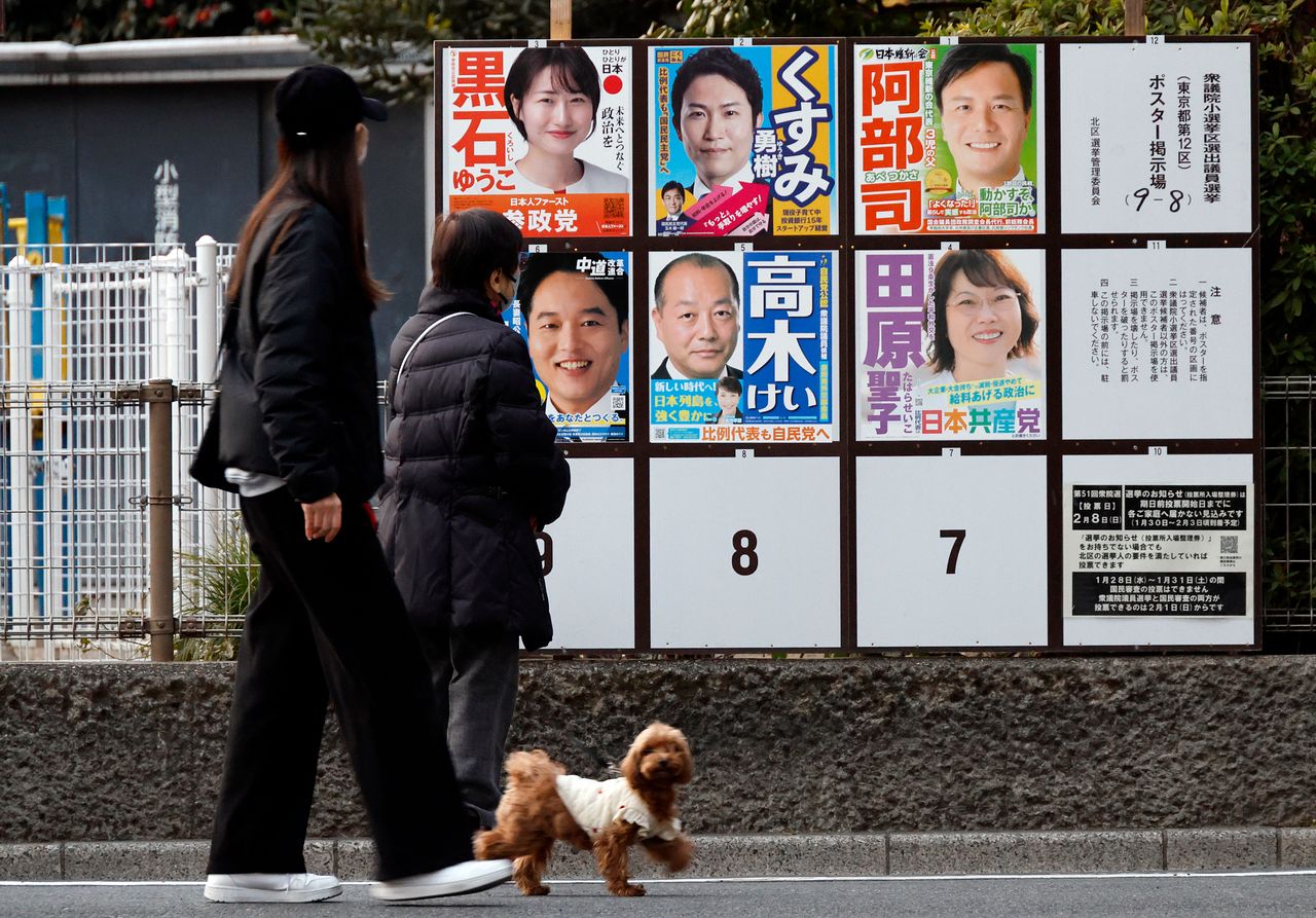 지난 5일 일본 시민들이 오는 8일 치러지는 중의원(하원) 선거 게시판을 들여다보고 있다. EPA=연합뉴스 