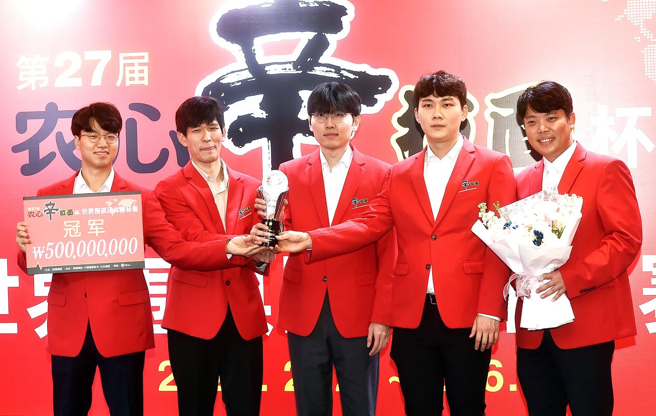 6월 중국 선전에서 열린 제27회 농심배 최종국에서 신진서 9단이 승리하면서 한국이 농심배 6연패를 달성했다. 사진은 이번 대회 한국팀 대표로 출전한 안성준, 이지현, 신진서, 박정환 9단과 홍민표 국가대표팀 감독(왼쪽부터). 사진 한국기원