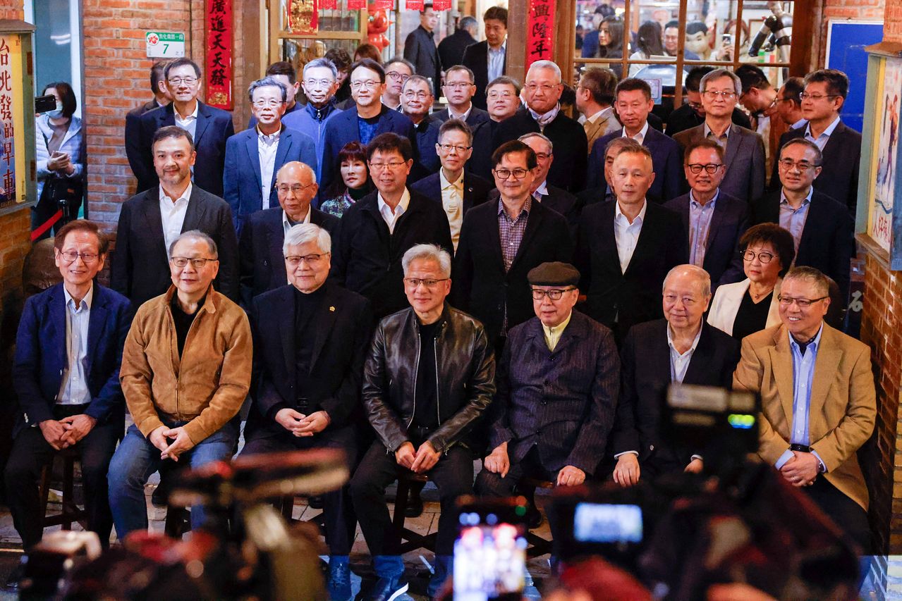 젠슨 황 엔비디아 최고경영자(CEO)가 지난달 31일 대만에서 반도체 업계 경영자들과의 만찬 후 기념사진을 찍고 있다. 연합뉴스