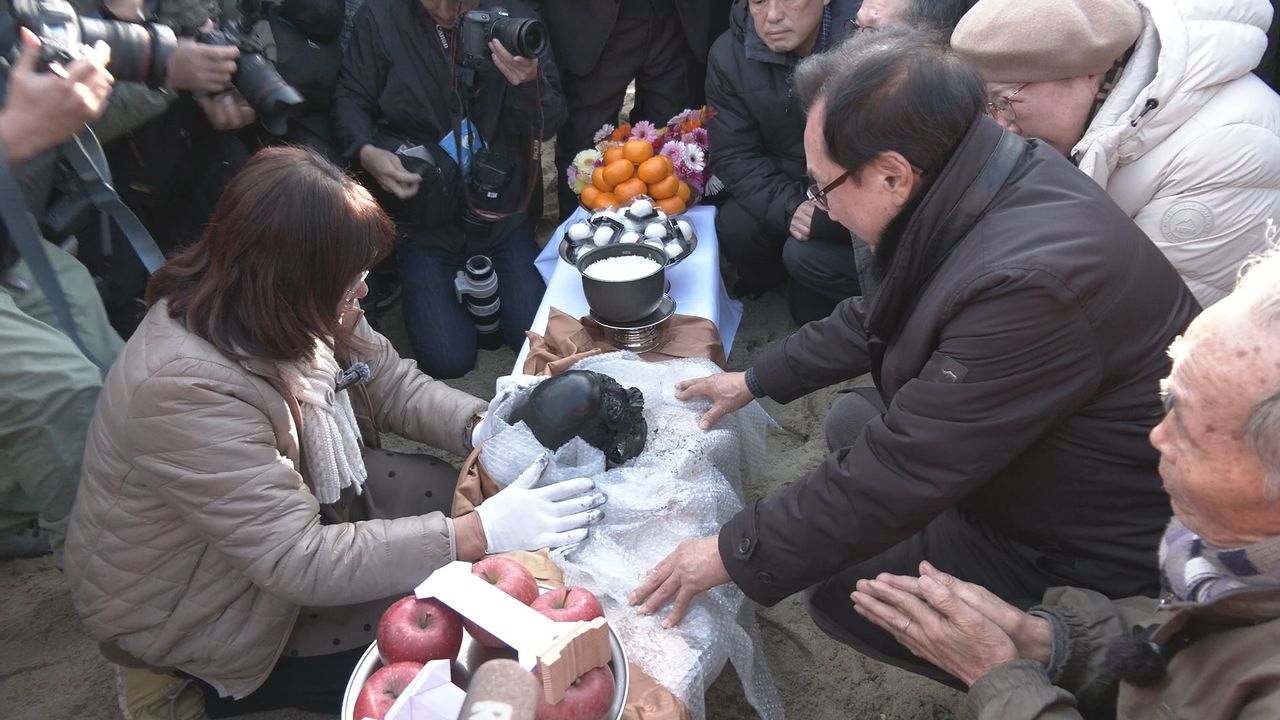 6일 일본 야마구치현 우베시의 조세이탄광에서 다국적 다이버팀이 회수해온 유골을 유가족이 맞이하고 있다. 정원석 특파원 