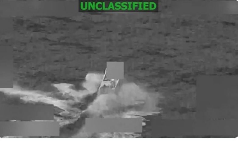 미국 남부사령부가 동태평양에서 마약 운반 의심 선박을 타격하기 직전의 모습. 사진 미 남부사령부 엑스 계정 화면 캡처