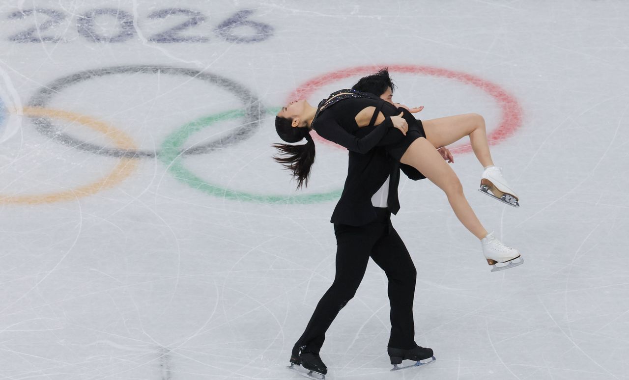 피겨 스케이팅 아이스댄스 권예와 임해나가 6일(현지시간) 이탈리아 밀라노 아이스 스케이팅 아레나에서 열린 2026 밀라노 코르티나담페초 동계올림픽 피겨스케이팅 팀 이벤트(단체전) 아이스댄스(리듬댄스)에 참가해 연기를 펼치고 있다. 김종호 기자 20260206