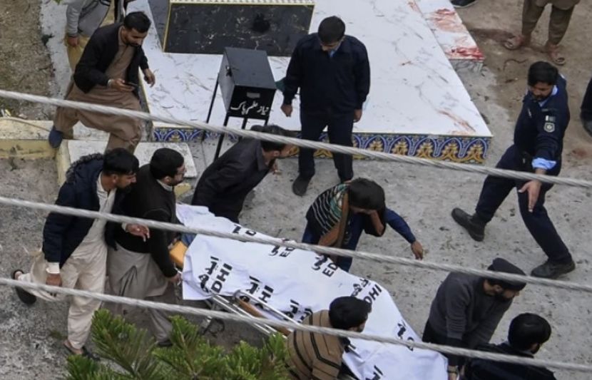 파키스탄 수도 이슬라마바드 외곽의 시아파 이슬람 사원에서 6일(현지시간) 자살폭탄 테러가 발생해 최소 31명이 숨졌다. 연합뉴스