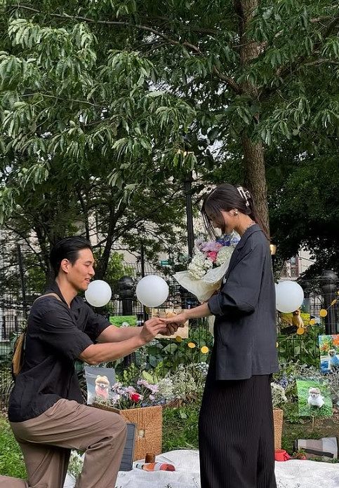 이재가 약혼자 샘 김으로부터 프러포즈를 받는 모습. 인스타그램 캡처