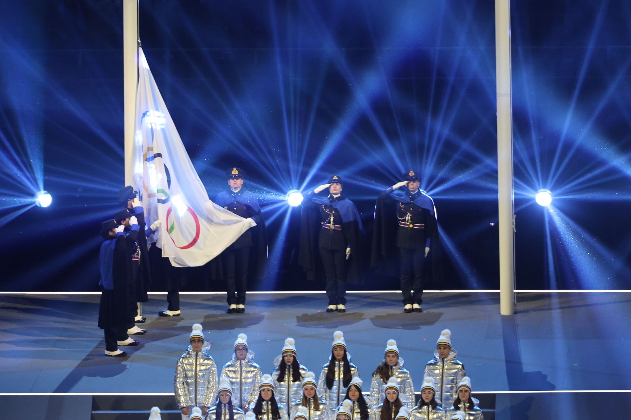 올림픽을 상징하는 오륜기가 이탈리아 국기 옆에 게양되고 있다. 연합뉴스