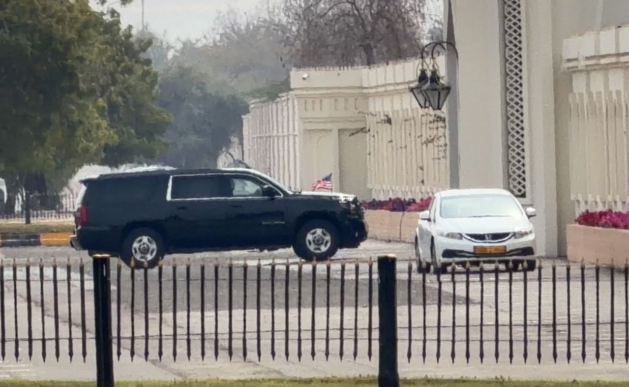 6일(현지시간) 오만 수도 무스카트에서 열린 미국과 이란의 고위급 회담장에 미국 대표단이 타고 온 차량이 정차하고 있다. AP=연합뉴스