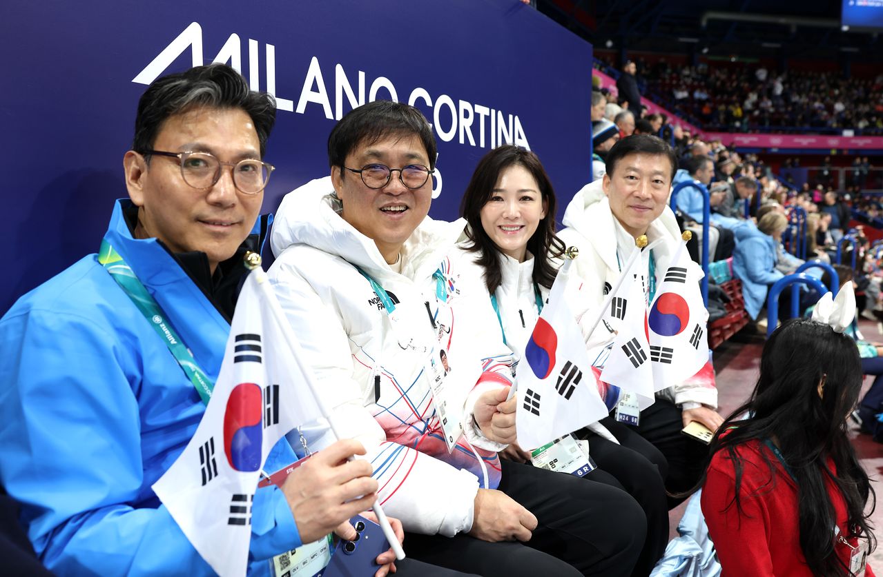 6일 열린 2026 밀라노-코르티나담페초 동계올림픽 피겨 단체전 경기를 지켜보는 김재열 IOC 집행위원, 최휘영 장관, 이수경 선수단장, 김택수 부단장(왼쪽부터). 사진 문화체육관광부