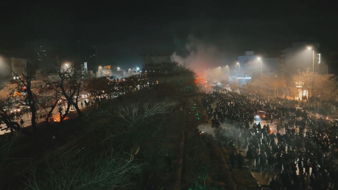 지난달 8~9일(현지시간) 이란 테헤란 거리에 나온 반정부 시위대들 행진. 사진 X캡처 