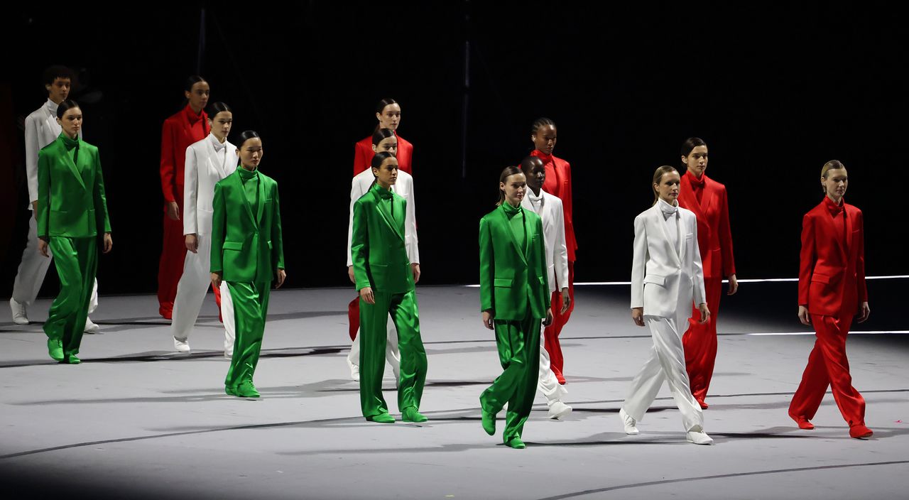 6일(현지시간) 이탈리아 밀라노 산시로 스타디움에서 열린 2026 밀라노-코르티나담페초 동계올림픽 개회식에서 조르지오 아르마니를 추모하는 의미로 아르마니 의상을 입은 모델들이 국가 게양대로 다가가고 있다. 연합뉴스