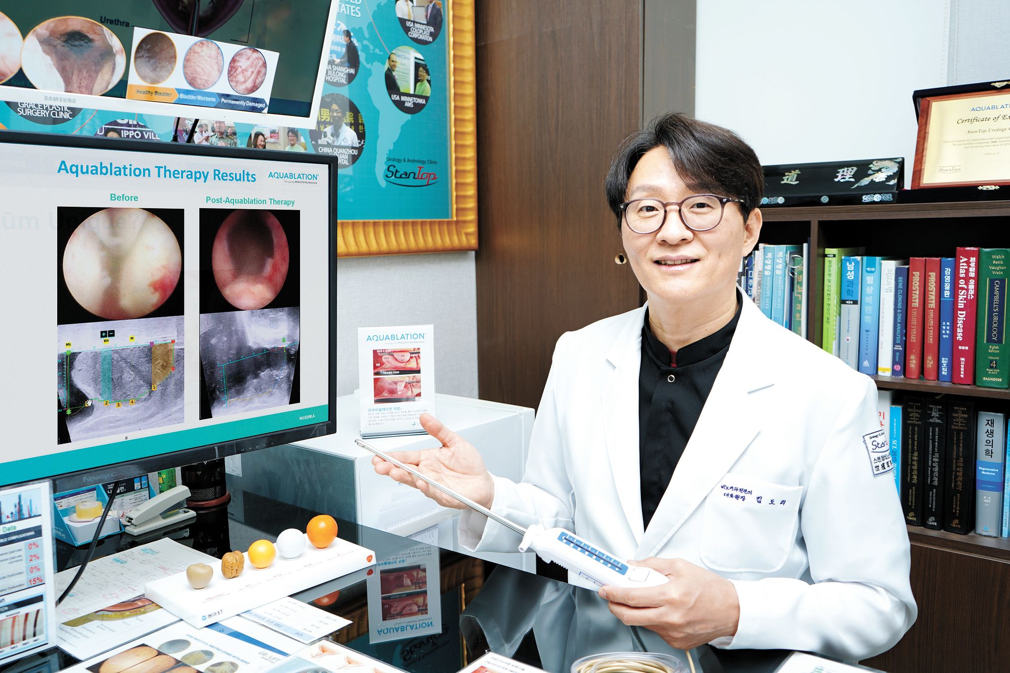 전립선비대증을 구조적으로 치료하는 ‘아쿠아블레이션’ 기구를 들고 설명하는 스탠탑비뇨의학과의원 김도리 대표원장.