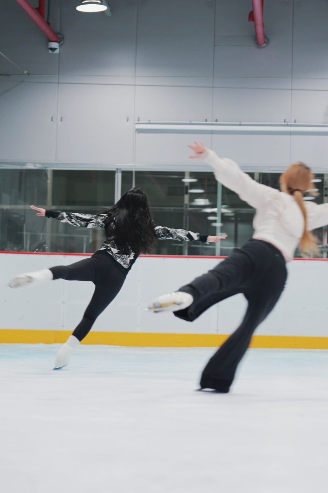 ‘그레이스 피겨’ 여성 동호인들이 피겨스케이팅 연습에 몰두하고 있다. 원동욱 기자