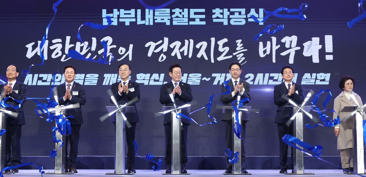 이재명 대통령이 지난 6일 경남 거제시 견내량 인근에서 열린 남부내륙철도 착공식에서 착공기념 세레머니를 하고 있다. 왼쪽부터 이성해 국가철도공단 이사장, 박완수 경남도지사, 김윤덕 국토교통부 장관, 이재명 대통령, 김경수 지방시대위원장, 이철우 경북도지사, 김정자 거제시민. 사진 청와대통신사진기자단