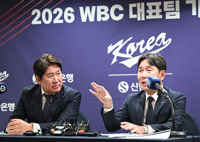 [OSEN=조은정 기자]6일 서울 중국 한국프레스센터에서 2026 WBC 대표팀 기자회견이 열렸다.최종 명단을 확정한 야구대표팀은 오는 14일 일본 오키나와 전지훈련을 떠나 WBC 담금질에 돌입한다. KBO리그 팀과 여섯 차례 연습경기를 치러 실전 감각도 키운다.조계현 전력강화위원장, 대표팀 류지현 감독이 취재진 질문에 답변을 하고 있다. 2026.02.06 /cej@osen.co.kr