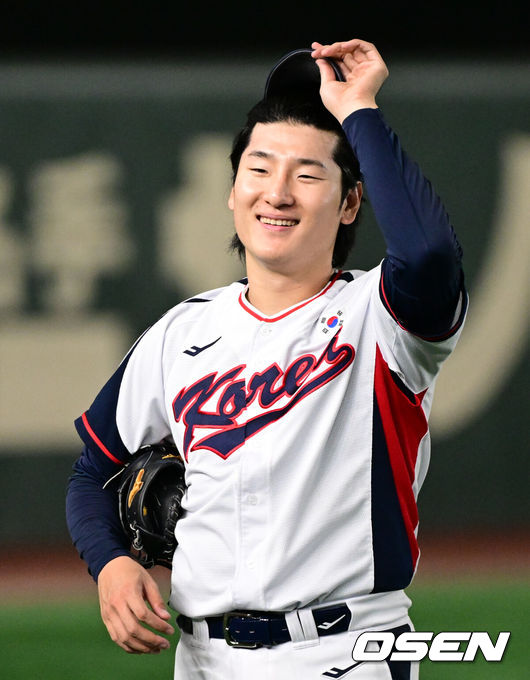 [OSEN=도쿄(일본), 조은정 기자]류지현 감독이 이끄는 대한민국 야구 대표팀이 14일 일본 도쿄돔에서 월드베이스볼클래식(WBC) 대비 한일 평가전을 앞두고 훈련을 가졌다. 한국 대표팀은 14일일 훈련을 하고 15일과 16일 일본과 두 차례 평가전을 치른다.한일전 선발을 앞둔 곽빈이 훈련중 미소짓고 있다. 2025.11.14 /cej@osen.co.kr