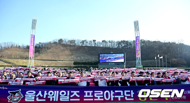 [OSEN=울산, 최규한 기자] 울산웨일즈 프로야구 창단식이 2일 오후 울산 문수야구장에서 열렸다.이날 창단식에는 김두겸 울산시장을 비롯해 허구연KBO총재, 김철욱 시 체육회장, 야구 관계자·선수단, 시민 등 500여 명이 참석했다. 울산웨일즈 프로야구단은 오는 3월 20일KBO퓨처스리그 개막전을 시작으로 시즌 일정에 돌입한다.김두겸 울산시장, 허구연 KBO 총재를 비롯한 관계자들과 시민들이 창단선언 퍼포먼스를 펼치고 있다. 2026.02.02 / dreamer@osen.co.kr