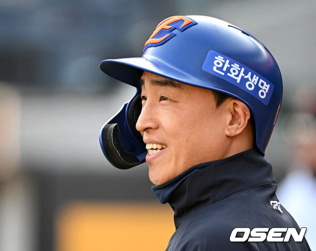 [OSEN=대전, 지형준 기자] 29일 대전 한화생명볼파크에서 2025 신한 SOL Bank KBO리그 포스트시즌 한국시리즈 3차전 한화 이글스와 LG 트윈스의 경기가 열렸다.이날 경기에 한화는 폰세를, LG는 손주영을 선발투수로 내세웠다. 경기에 앞서 한화 손아섭이 미소짓고 있다. 2025.10.29 /jpnews@osen.co.kr