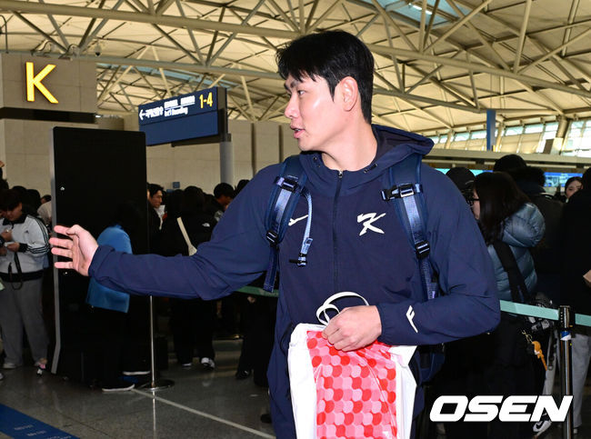 [OSEN=인천공항, 최규한 기자] 류지현 감독이 이끄는 한국 야구대표팀이 오는 3월 열리는 WBC를 준비하기 위해 9일 오전 인천공항을 통해 미국령 사이판으로 출국했다.류지현호는 9일부터 21일까지 사이판에서 1차 전지훈련 담금질에 나선다.대표팀 홍창기가 출국장으로 향하고 있다. 2026.01.09 / dreamer@osen.co.kr
