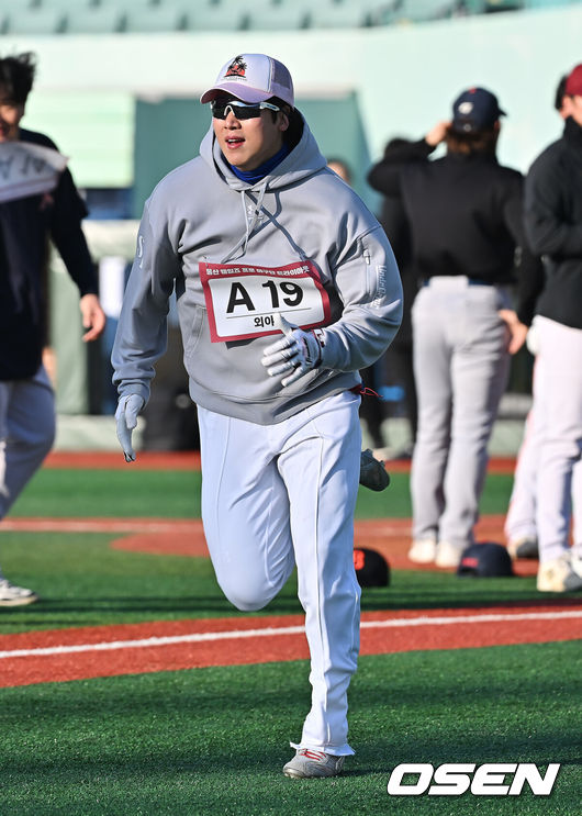 [OSEN=울산, 이석우 기자] 13일 울산 문수야구장에서 울산 웨일즈 트라이아웃이 열렸다. 정원 35명 모집에 무려 230명이 지원한 KBO 퓨처스리그 최초의 시민구단 울산 웨일즈는 13·14일 이틀간의 트라이아웃을 거쳐 15일 합격자를 발표한다.전 키움 히어로즈 외야수 김동엽이 트라이아웃에 참가하고 있다. 2026.01.13 / foto0307@osen.co.kr