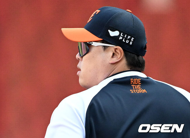 [OSEN=대전, 이대선 기자] 29일 대전 한화생명볼파크에서 2025 신한 SOL Bank KBO리그 포스트시즌 한국시리즈 3차전 한화 이글스와 LG 트윈스의 경기가 열렸다.이날 경기에 한화는 폰세를, LG는 손주영을 선발투수로 내세웠다. 경기에 앞서 한화 류현진이 훈련을 위해 그라운드로 가고 있다. 2025.10.29 /sunday@osen.co.kr