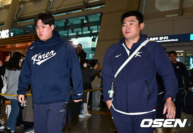 [OSEN=인천공항, 최규한 기자] 류지현 감독이 이끄는 한국 야구대표팀이 오는 3월 열리는 WBC를 준비하기 위해 9일 오전 인천공항을 통해 미국령 사이판으로 출국했다.류지현호는 9일부터 21일까지 사이판에서 1차 전지훈련 담금질에 나선다.류현진과 노경은이 출국장에 들어서고 있다. 2026.01.09 / dreamer@osen.co.kr