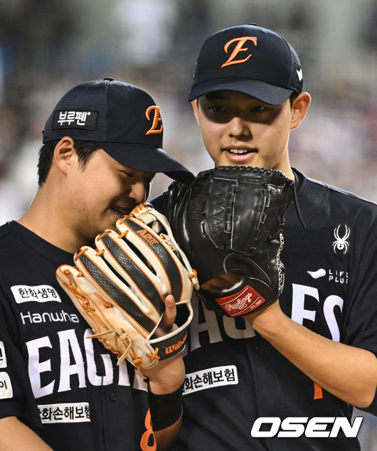 [OSEN=잠실, 조은정 기자]22일 오후 서울 잠실야구장에서 2025 신한 SOL Bank KBO리그 두산 베어스와 한화 이글스의 경기가 열렸다.이날 두산은 잭로그, 한화는 문동주를 선발로 내세웠다.5회말 무실점으로 이닝을 마친 한화 문동주가 노시환과 대화를 하고 있다. 2025.07.22 /cej@osen.co.kr