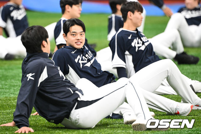 [OSEN=고척, 조은정 기자]류지현 감독이 이끄는 야구 대표팀이 5일 고척스카이돔에서 훈련을 진행했다.대표팀은 오는8일과 9일고척스카이돔에서 열리는 2025 K-베이스볼 시리즈 체코 대표팀과의 2경기를 시작으로15일과 16일 양일에 걸쳐 도쿄돔에서 일본 대표팀과 2경기를 치른다.야구대표팀 문동주가 몸을 풀고 있다. 2025.11.05 /cej@osen.co.kr