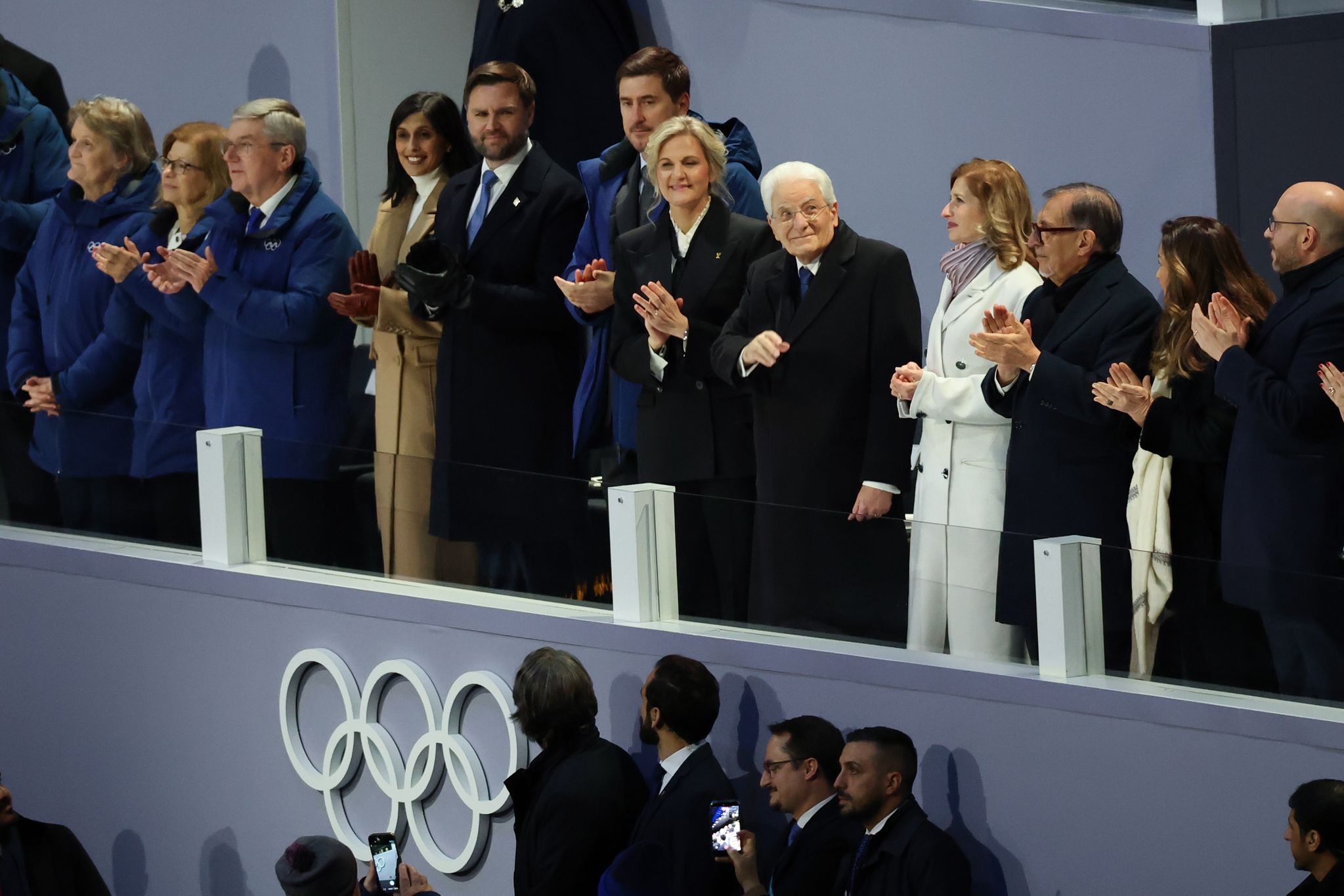 이날 개막식에 참석한 세르조 마타렐라 이탈리아 대통령(오른쪽 다섯째), 커스티 코번트리 IOC 위원장이 관중에 인사하고 있다. 연합뉴스