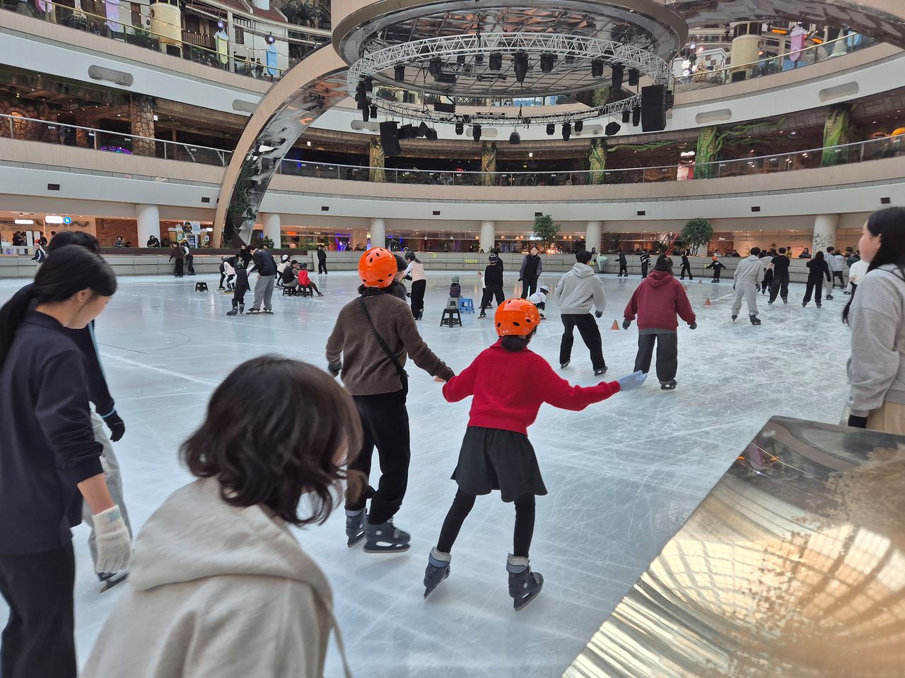 스케이팅 인파로 붐비는 서울 롯데월드 아이스링크. 원동욱 기자