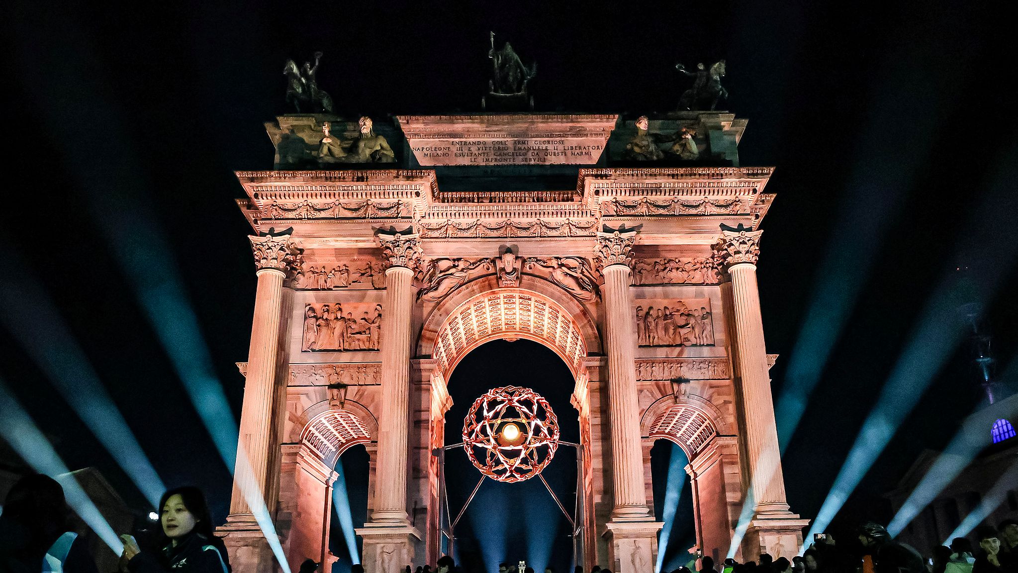 2026 밀라노ㆍ코르티나담페초 동계올림픽이 개막한 6일(현지시간) 이탈리아 밀라노 '평화의 아치'(아르코 델라 파체Arco della Pace) 성화대에 점화된 성화가 타오르고 있다. 연합뉴스