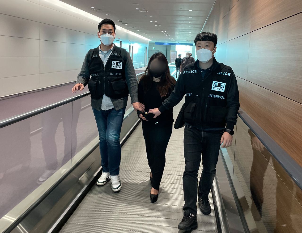 동남아 3대 마약왕으로 불리며 국내에 마약을 유통시킨 탈분민 출신 최정옥이 국내로 압송되는 모습. 사진 경찰청 