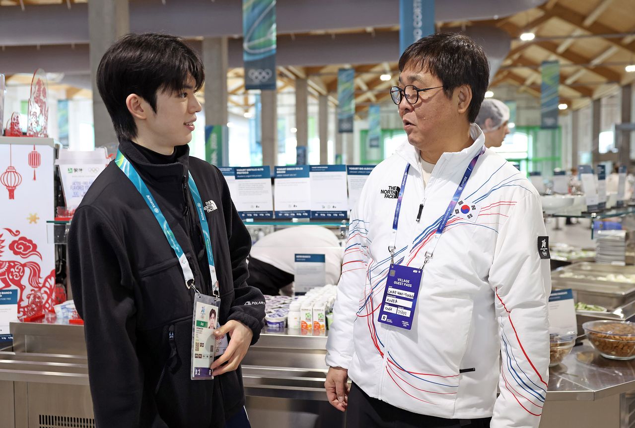 지난 5일 선수촌을 방문해 차준환(왼쪽)을 격려하는 최휘영 문화체육관광부 장관. 사진 문화체육관광부