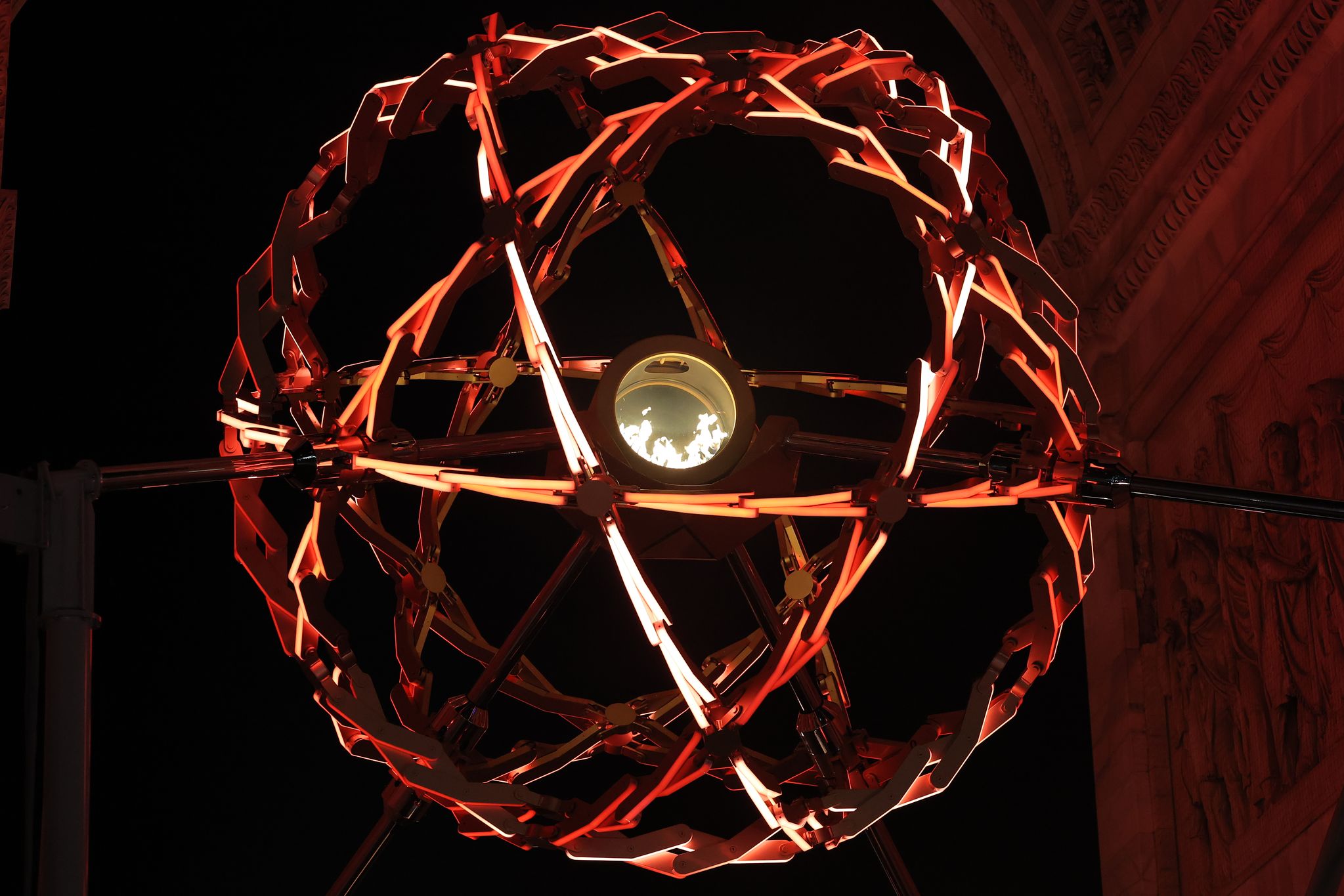 2026 밀라노ㆍ코르티나담페초 동계올림픽이 개막한 6일(현지시간) 이탈리아 밀라노 '평화의 아치'(아르코 델라 파체·Arco della Pace) 성화대에 점화된 성화가 불타고 있다. 연합뉴스