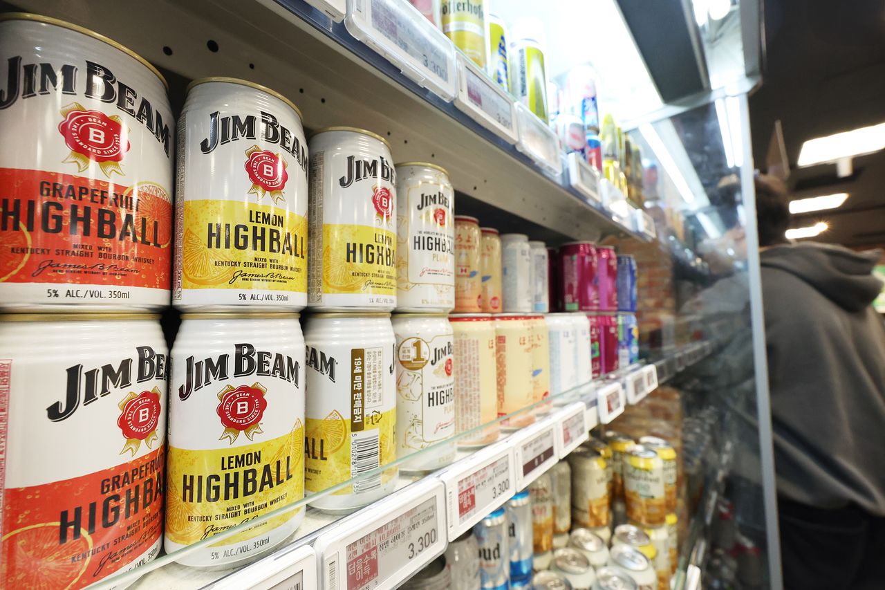 서울시내 한 대형마트에 진열된 하이볼 상품들. 연합뉴스