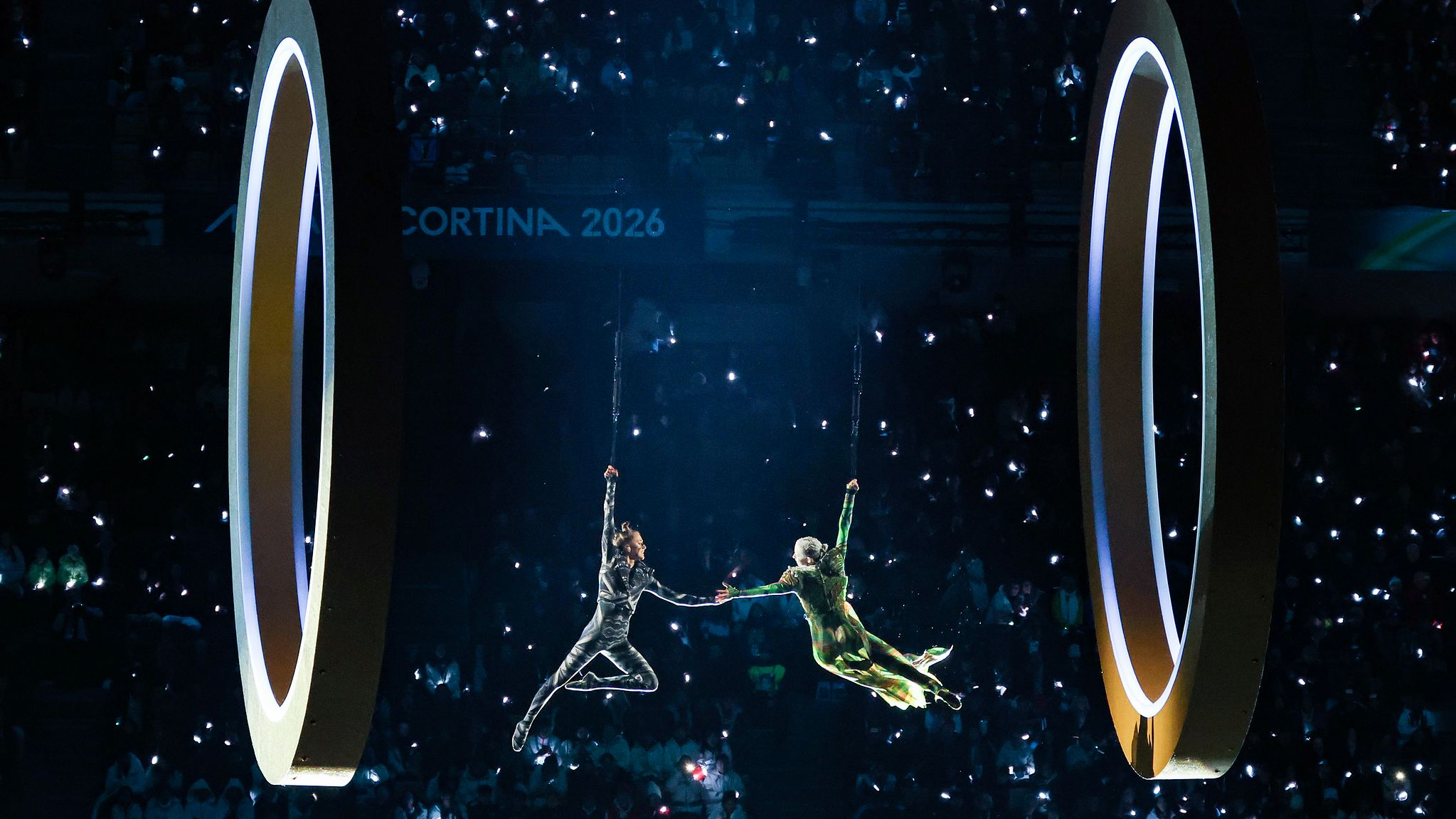 6일(현지시간) 이탈리아 밀라노 산시로 스타디움에서 열린 2026 밀라노-코르티나담페초 동계올림픽 개회식. 오륜기 엠블럼 위에서 화려한 공연이 펼쳐지고 있다. 연합뉴스