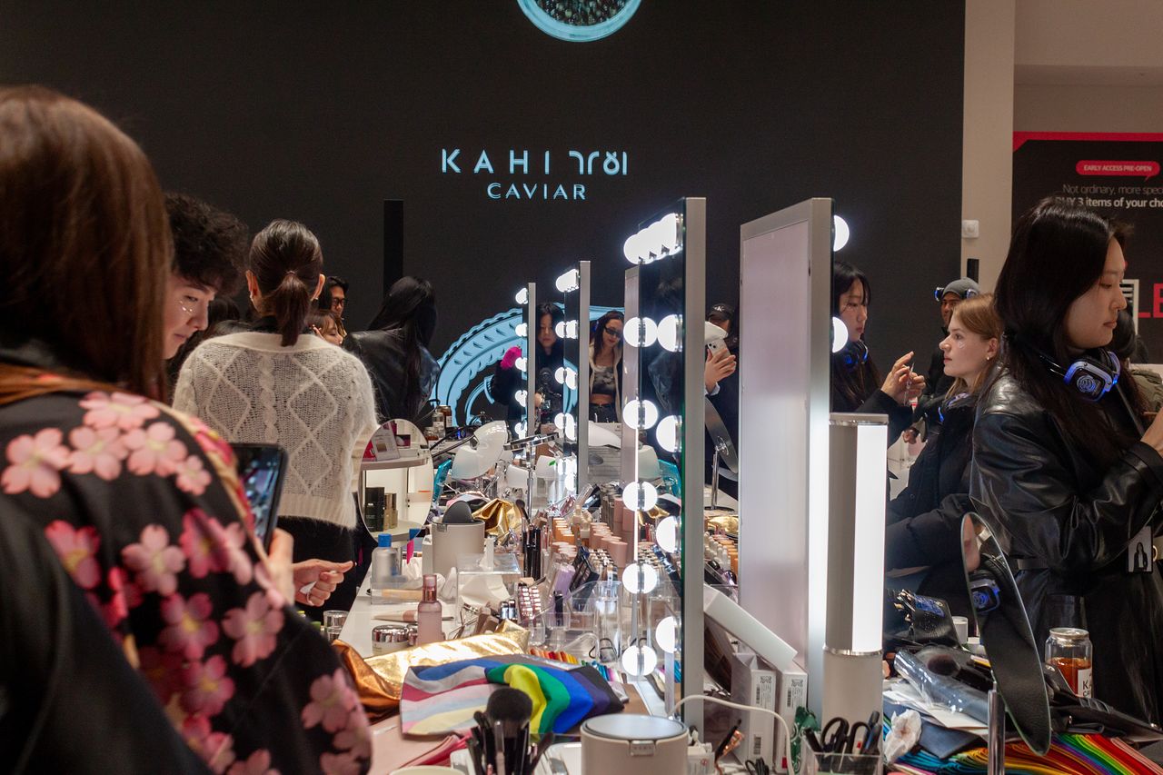 북촌 모닝 레이브가 단순한 ‘아침 댄스 파티’에 머물지 않는다. 주최 측인 K-뷰티 큐레이션 플랫폼인 YLESS는 공간 곳곳에 뷰티 체험 요소를 녹여냈다. 사진 PROJECT120130